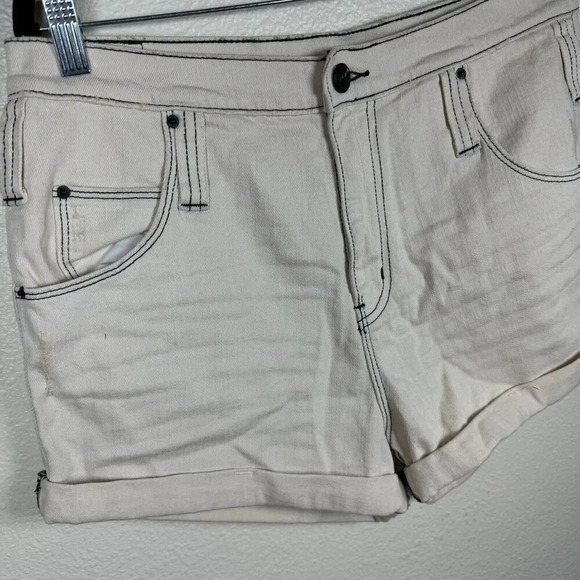 Urban Outfitters BDG High Rise Rolled Cuffed Hem Cream Shorts 3" inseam Size 28 - Picture 4 of 11